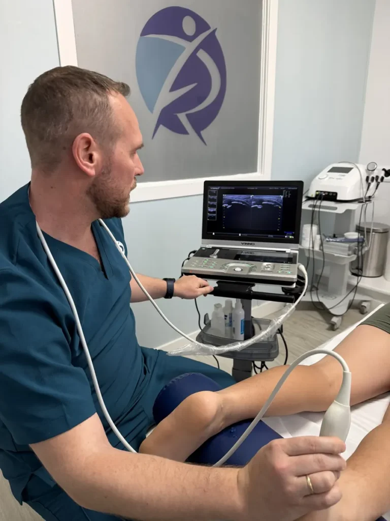 Kiko Rubio realizando una valoración con ecografía musculoesquelética en su clínica de fisioterapia en Mérida