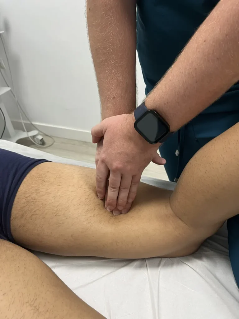 Terapia manual fascial en el muslo en Fisioterapia Kiko Rubio, Mérida